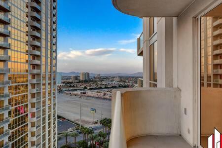Mgm Signature-15-717 F1 Track & Strip View Balcony Las Vegas Exteriör bild